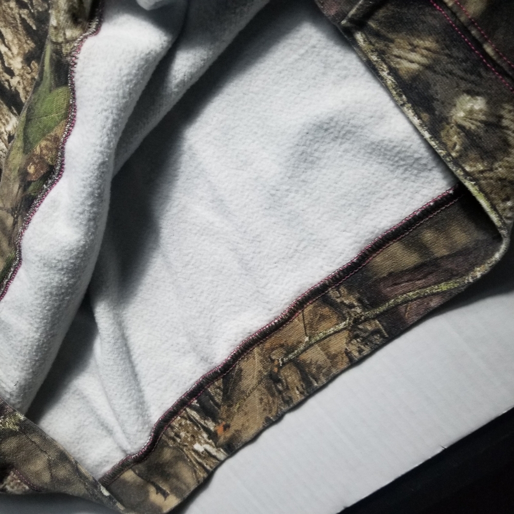 LIKE NEW MOSSY OAK WOMEN'S CAMOUFLAGE AND PINK HOODIE SIZE LARGE - Picture 11 of 12